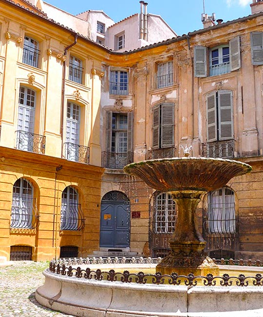 Une fontaine sur le Cours Mirabeau à Aix-en-Provence
